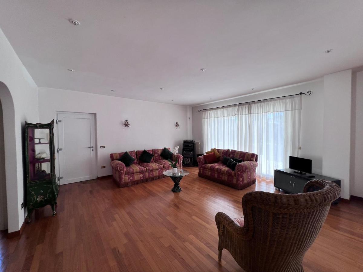 Villa Luxury Roma Marco Simone ภายนอก รูปภาพ